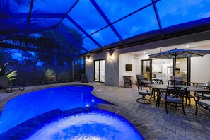 Innendørsbasseng og et oppvarmet basseng