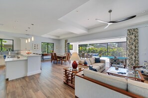 Smart TV, lettore DVD, libri, impianto stereo