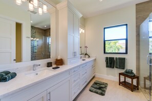 Bathtub, hair dryer, towels - Designer Naples Home w/ Heated Pool & Spa (Naples)