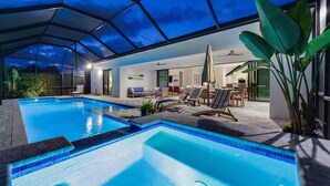Une piscine avec des chaises longues et un espace patio couvert.