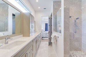 Combined shower/bathtub, hair dryer, towels