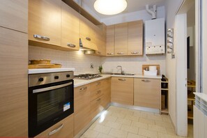 Frigorifero, forno, piano cottura, lavastoviglie
