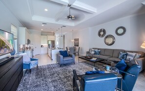 Een smart-tv, boeken en een kantoor