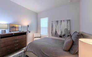 3 slaapkamers, een bureau, een strijkplank/strijkijzer, reisbedje