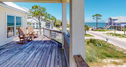 Fantastic beachfront home with full kitchen, central AC, & washer/dryer