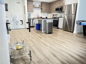 冰箱、微波炉、烤箱、炉灶