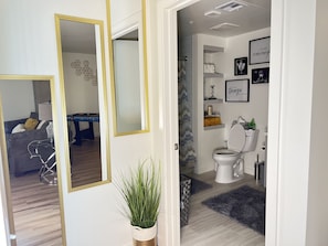 淋浴/盆浴组合、吹风机、毛巾、肥皂