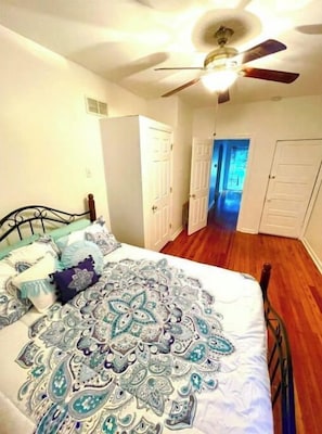 2 chambres, fer et planche à repasser, lit parapluie, Wi-Fi gratuit