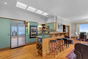 Køleskab, mikrobølgeovn, ovn, kogeplade