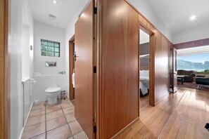 5 室のベッドルーム、デスク、アイロン / アイロン台、WiFi (無料)