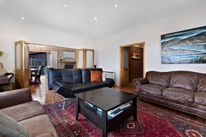 テレビ、暖炉、DVD プレーヤー、書庫