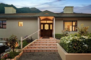 Exterior detail - @Anderson / Hallenstein (Queenstown)