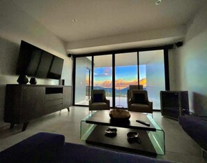 Een televisie, een stereo en een printer