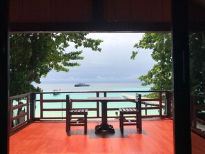 Quarto casal grand, 1 quarto, sacada, vista para o mar | Área de estar | TV LED 32 polegadas com canais a cabo, TV