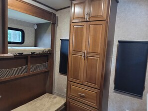 2 bedrooms, WiFi - Cozy 2 bedroom 42 ft RV located in the heart of Jacksonville (Jacksonville)