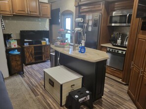 Private kitchen - Cozy 2 bedroom 42 ft RV located in the heart of Jacksonville (Jacksonville)