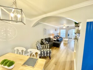 Smart TV - Barefoot Beach - Poolside King 1 Bedroom with extra Queen Murphy Bed/Flex Area (Indian Shores)