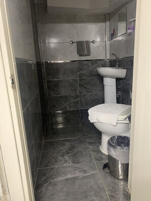 Economy Quadruple Room | Bathroom | Shower, rainfall showerhead, hair dryer, towels - antik sofia hotel (Istanbul)