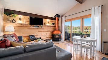 Smart-TV, Kamin, DVD-Player, Bücher