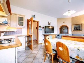 Kühlschrank, Ofen, Geschirrspüler, Kochgeschirr/Geschirr/Besteck