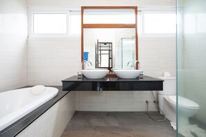 Deluxe-villa | Badeværelse | Separat badekar og bruser, hårtørrer, håndklæder