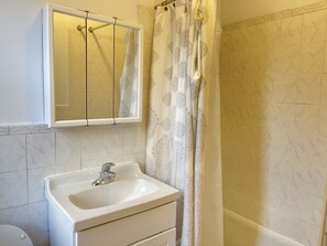 Combined shower/bathtub, towels, soap, shampoo