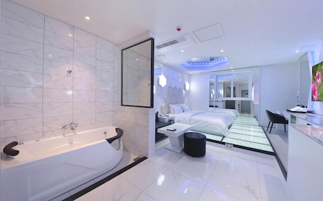 Room (Chandelier (65-inch TV whirlpool bath) | 1 bedroom, free WiFi, bed sheets
