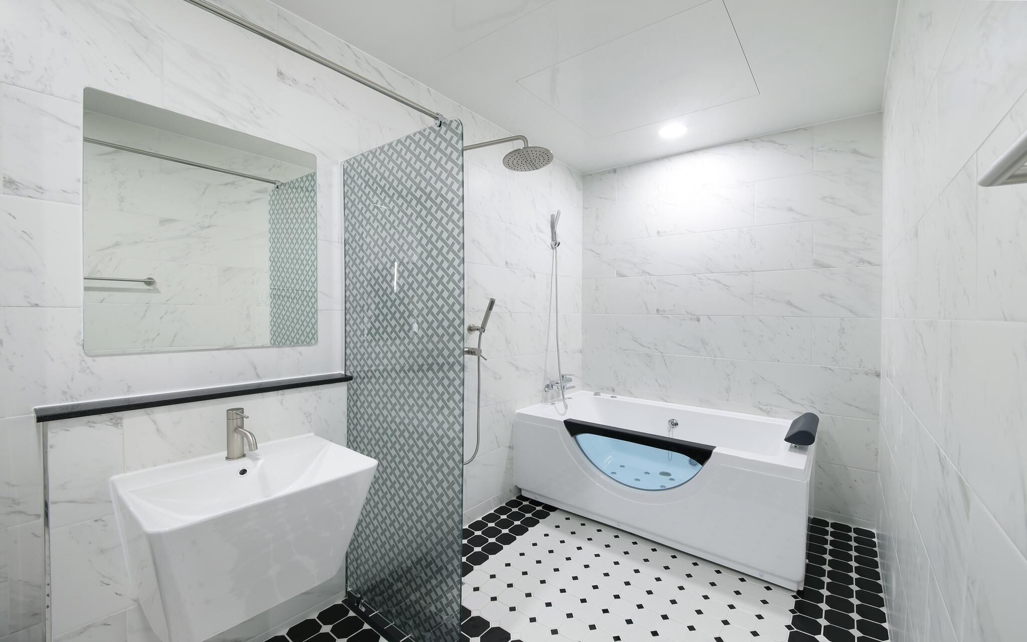 Room (Chandelier (65-inch TV whirlpool bath) | 1 bedroom, free WiFi, bed sheets