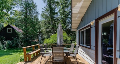 Lake View Waterfront Cottage 4 BDR 1 BATH 46" HDTV Wi-Fi BBQ Patio Deck Sleeps8