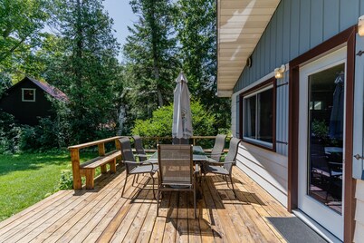 Lake View Waterfront Cottage 4 BDR 1 BATH 46" HDTV Wi-Fi BBQ Patio Deck Sleeps8