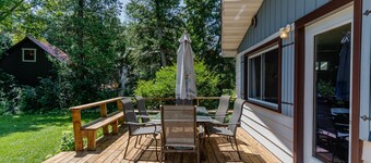 Lake View Waterfront Cottage 4 BDR 1 BATH 46" HDTV Wi-Fi BBQ Patio Deck Sleeps8