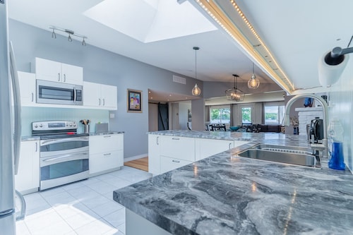 Lake View Waterfront Cottage 4 BDR 1 BATH 46" HDTV Wi-Fi BBQ Patio Deck Sleeps8