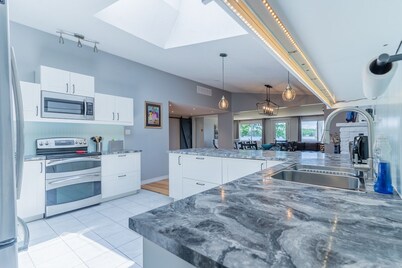 Lake View Waterfront Cottage 4 BDR 1 BATH 46" HDTV Wi-Fi BBQ Patio Deck Sleeps8