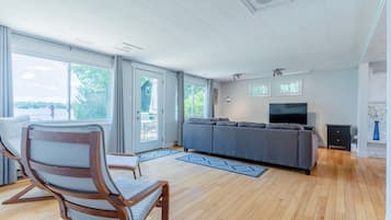 Smart TV, fireplace, DVD player