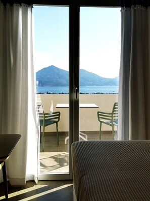 Departamento estándar, 1 cama Queen size, vista al mar | 1 habitación y caja de seguridad en la habitación