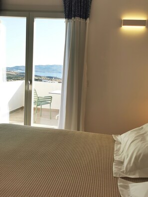 Apartamento estándar, 1 cama de matrimonio, vistas al mar | 1 dormitorio, caja fuerte, tabla de planchar con plancha y wifi gratis