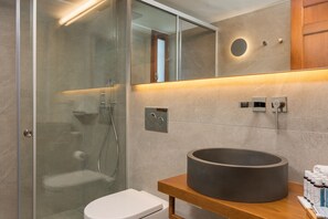 Luxury-Villa | Badezimmer | Dusche, Regendusche, Haartrockner, Bademäntel