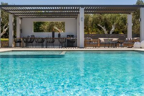 Seasonal outdoor pool, pool umbrellas, pool loungers - Hilltopanorama (Chania)