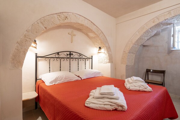 1 slaapkamer, een strijkplank/strijkijzer, gratis wifi, beddengoed