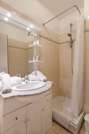 Comfort Twin kamer, 2 eenpersoonsbedden, balkon | Badkamer | Een douche, handdoeken
