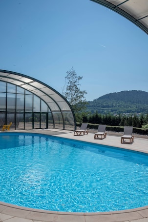 Una piscina techada, una piscina al aire libre de temporada