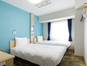 Desk, laptop workspace, blackout curtains, iron/ironing board - Toyoko Inn Tokyo Higashi-fuchu-eki Kita (Fuchu)