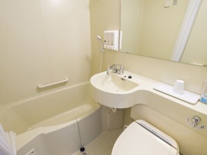 Separat badekar og dusj, regndusjhode, hårføner og tøfler