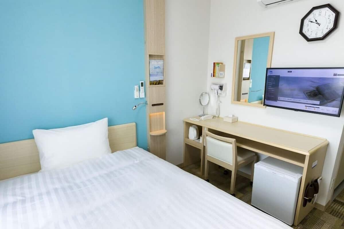 Escritorio, espacio para trabajar con laptop y cortinas blackout