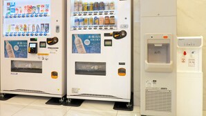 Trois distributeurs automatiques de boissons et un point d’eau.