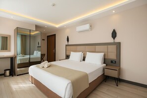 Quarto casal conforto, 1 cama King | Roupas de cama premium, frigobar, cofres nos quartos, escrivaninha