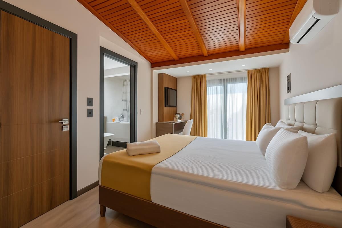 Signature Süit, Deniz Manzaralı | Kaliteli yatak takımı, minibar, odada kasa, masa