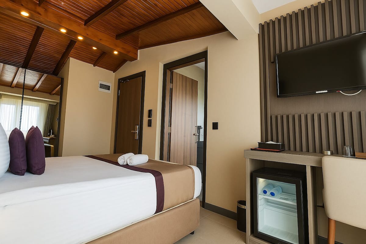 Elite Tek Büyük Yataklı Oda, Sıcak Su Küveti, Deniz Manzaralı | Kaliteli yatak takımı, minibar, odada kasa, masa