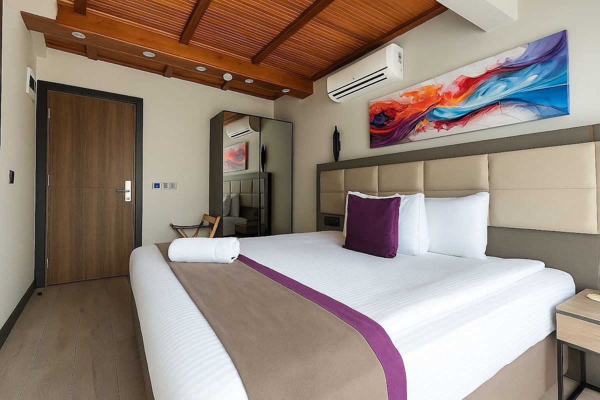 Elite Tek Büyük Yataklı Oda, Özel Banyo, Deniz Manzaralı | Kaliteli yatak takımı, minibar, odada kasa, masa