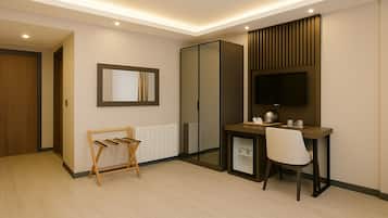 Kamar Triple Standar | Seprai premium, minibar, brankas, dan meja kerja